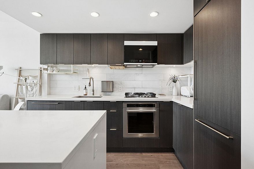 1909 8189 Cambie Street