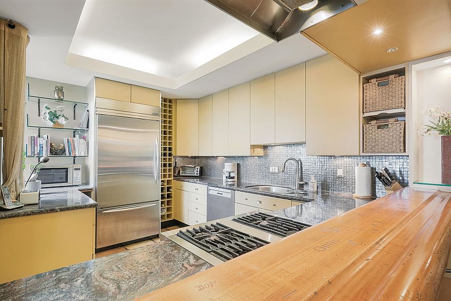 302 2015 Beach Avenue