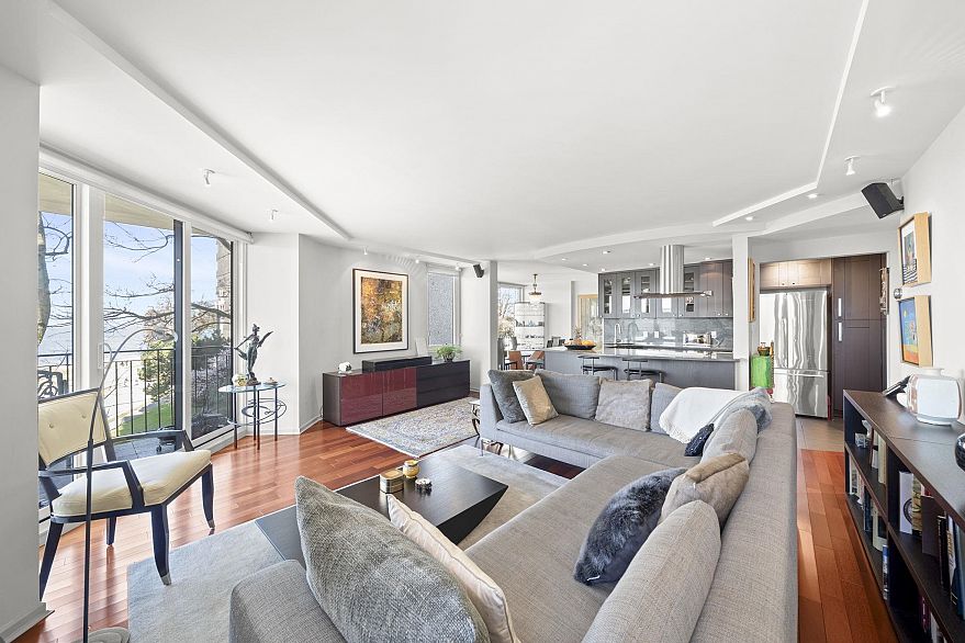 402 1575 Beach Avenue