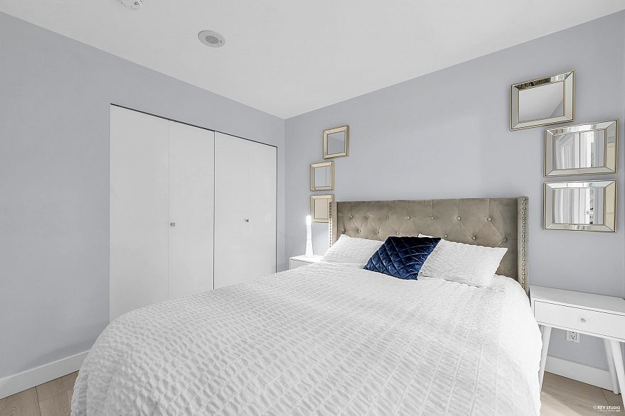 410 909 Mainland Street