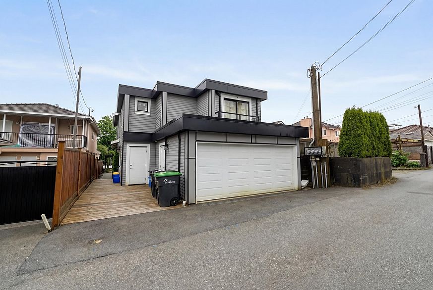 2885 E Georgia Street