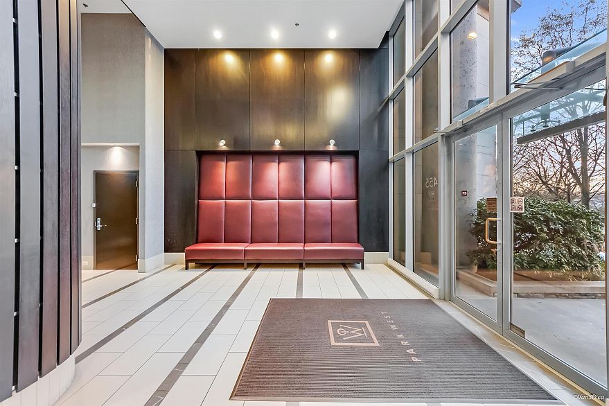 606 455 Beach Crescent