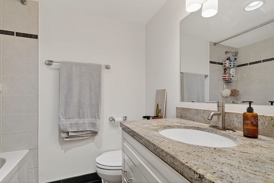 202 1280 Nicola Street