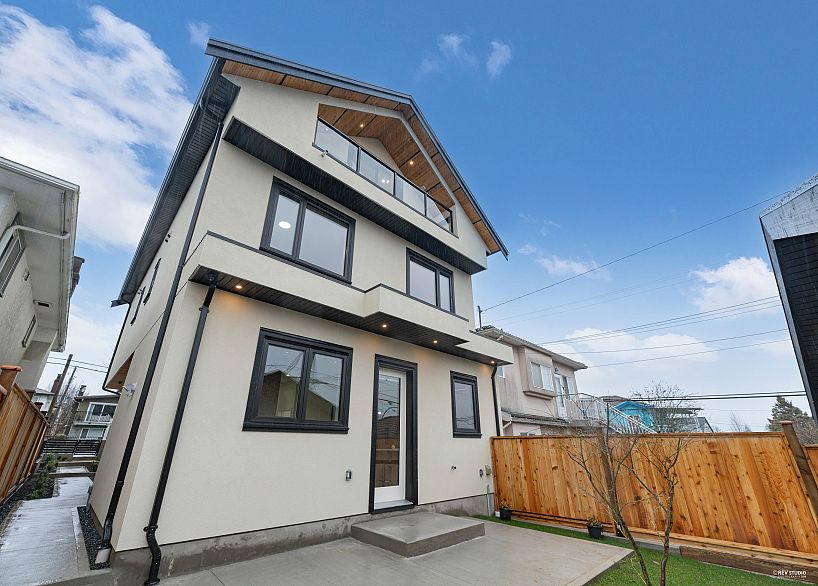 2 1020 Nootka Street