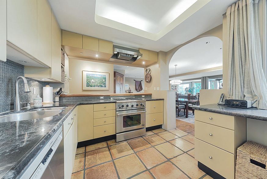 302 2015 Beach Avenue