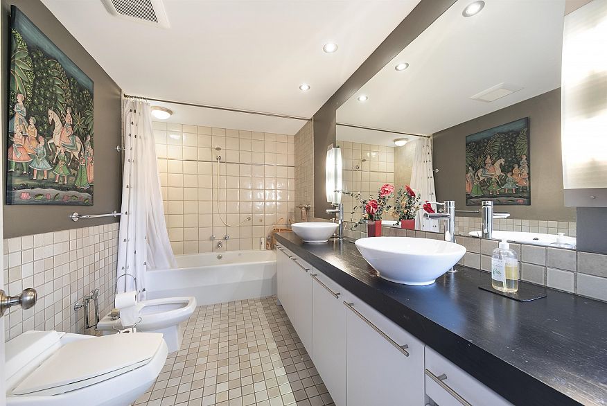 302 2015 Beach Avenue