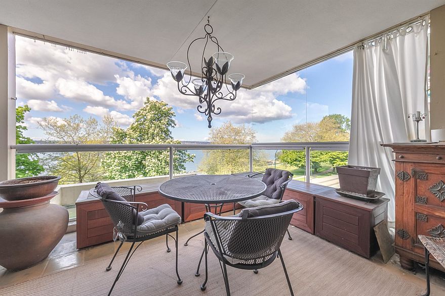 302 2015 Beach Avenue