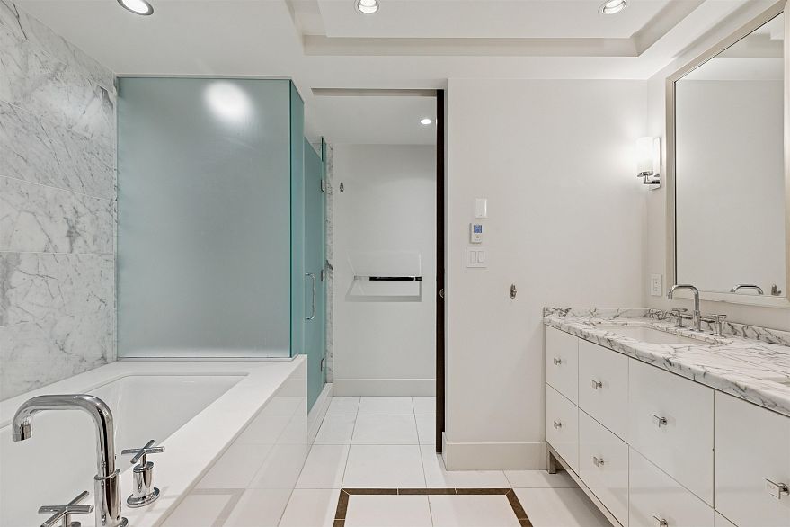 2702 667 Howe Street