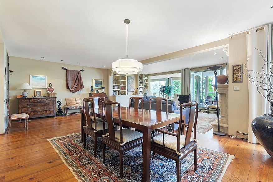 302 2015 Beach Avenue