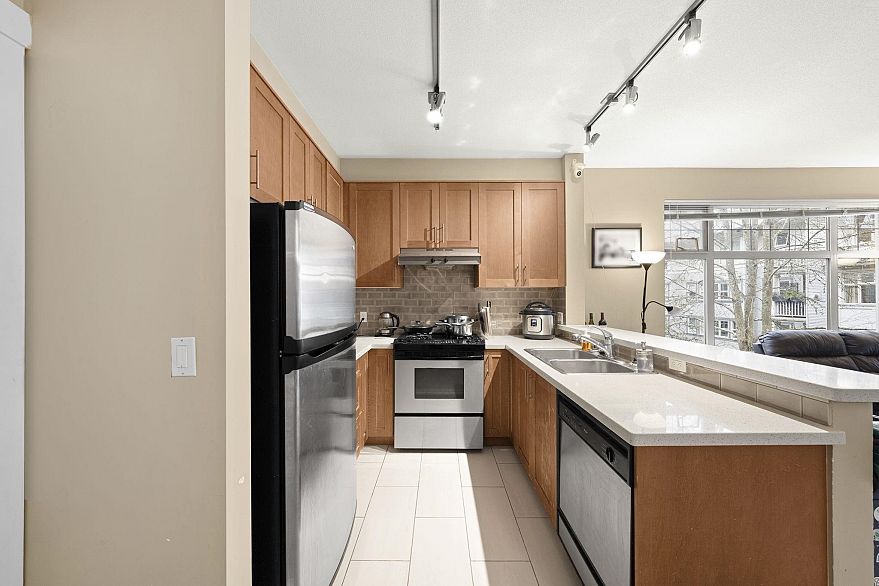 218 2083 W 33 Avenue