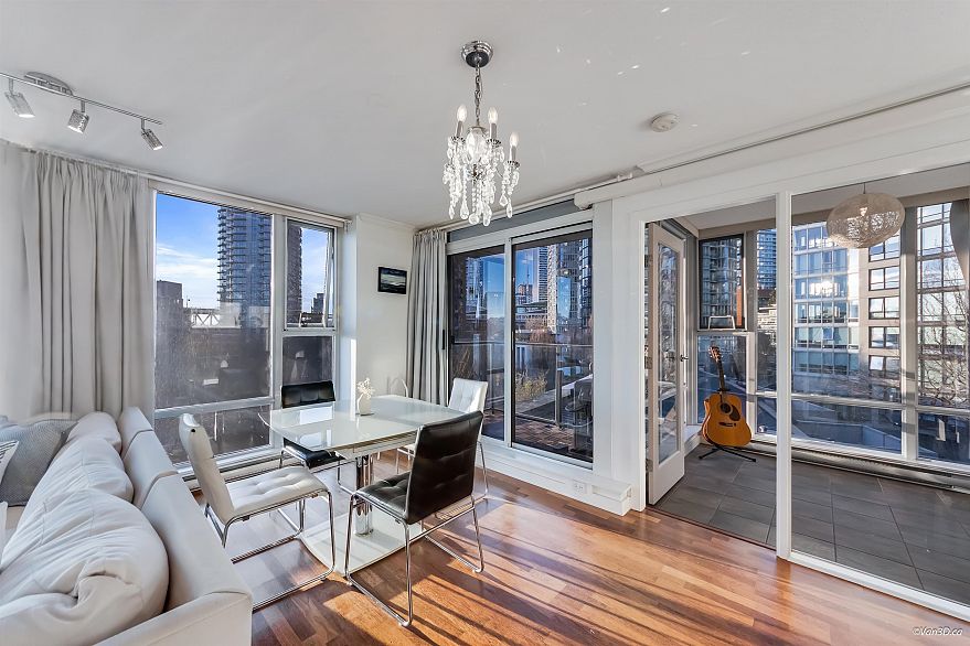 606 455 Beach Crescent