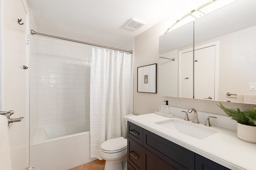 203 876 W 14th Avenue