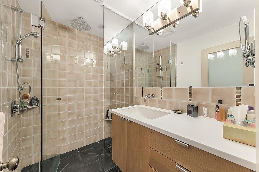 302 2015 Beach Avenue