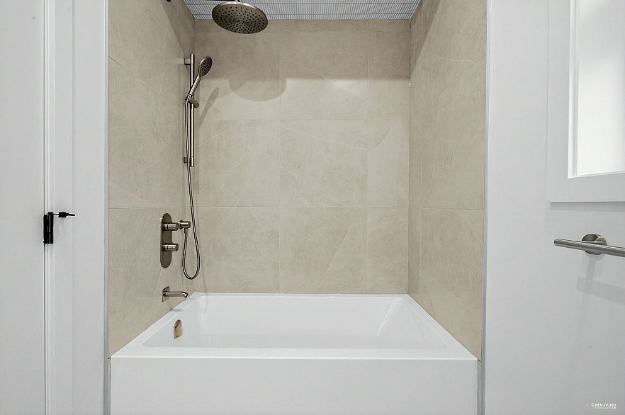 2 1020 Nootka Street