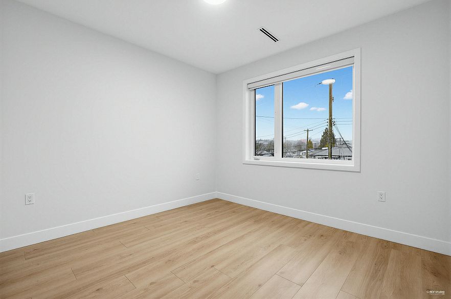 2 1020 Nootka Street