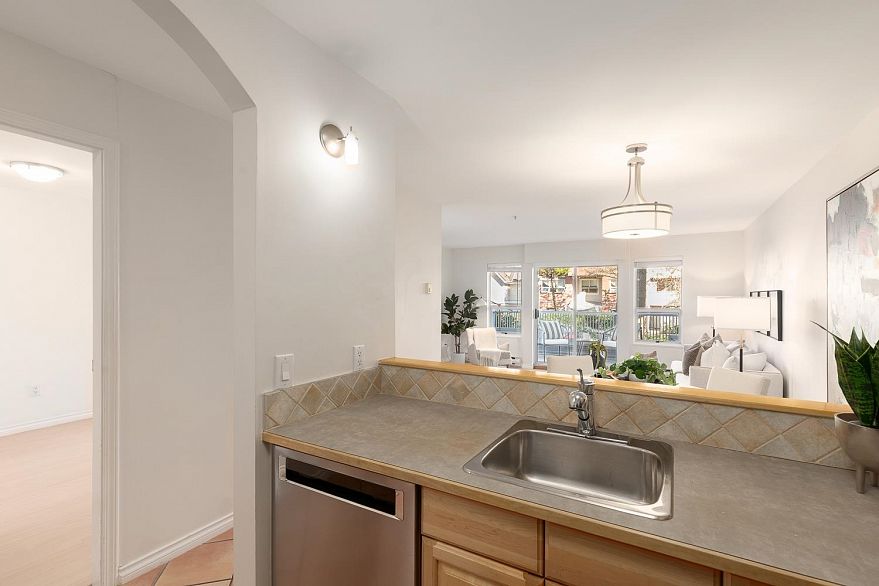 203 876 W 14th Avenue