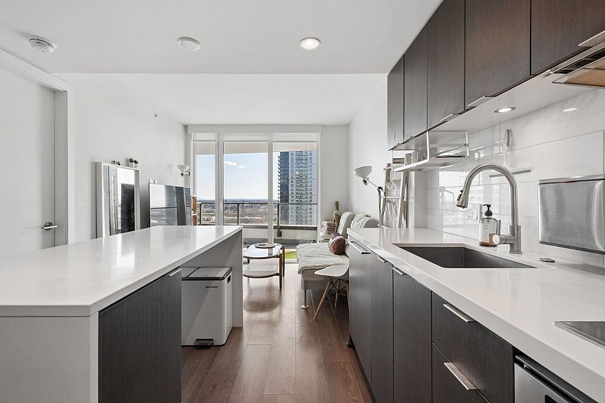 1909 8189 Cambie Street