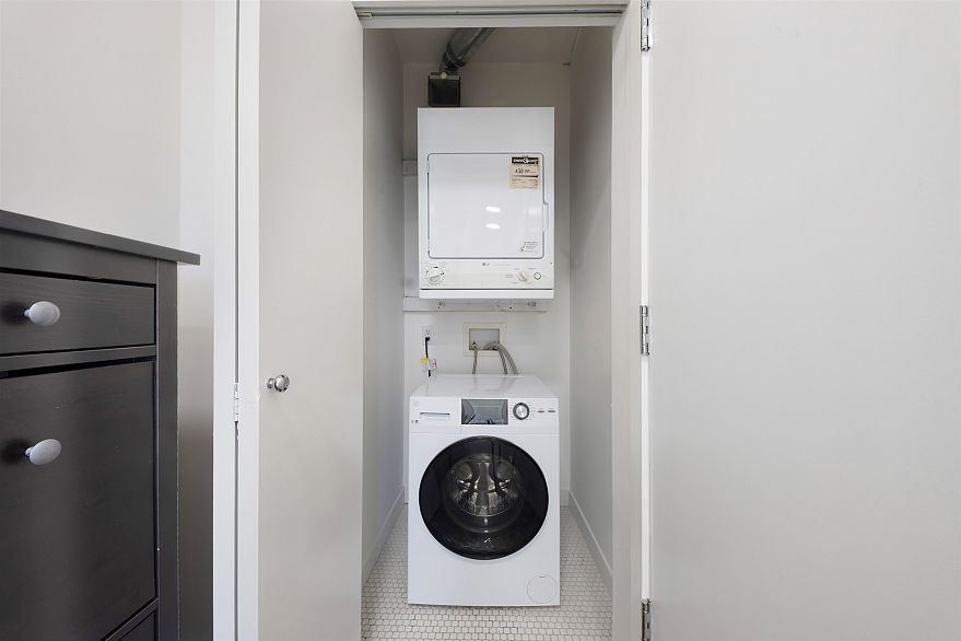 1802 1050 Smithe Street