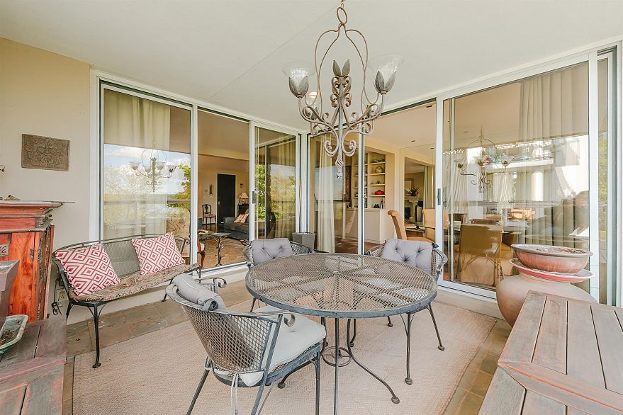 302 2015 Beach Avenue