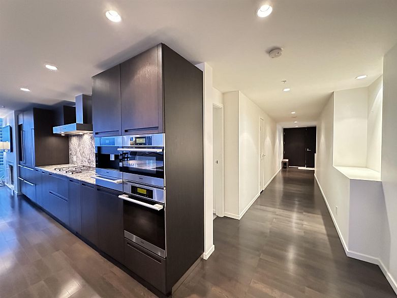 3301 1011 W Cordova Street