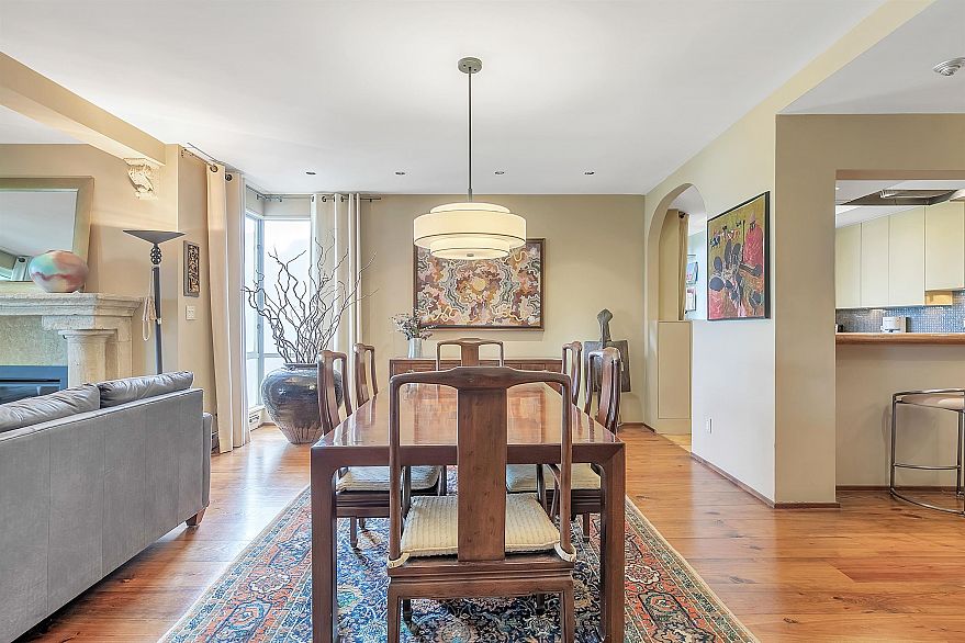 302 2015 Beach Avenue