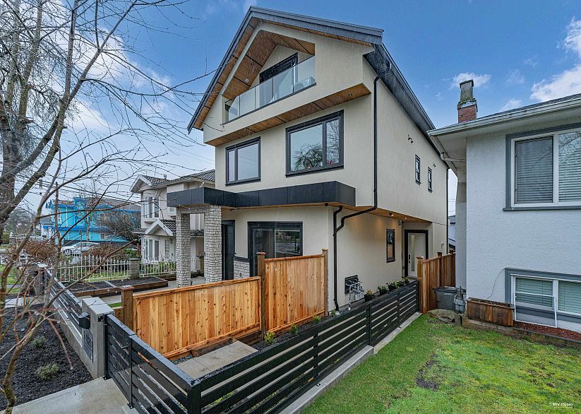 2 1020 Nootka Street