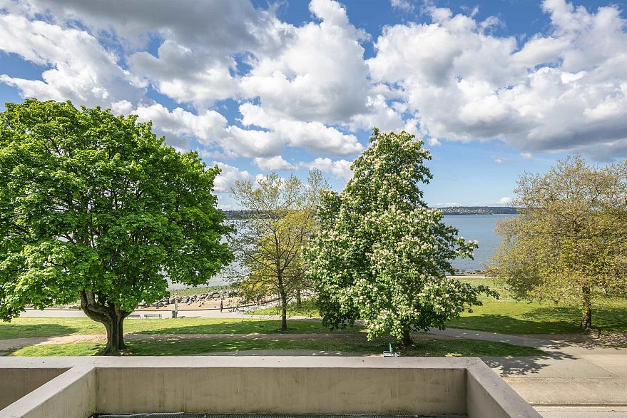 302 2015 Beach Avenue