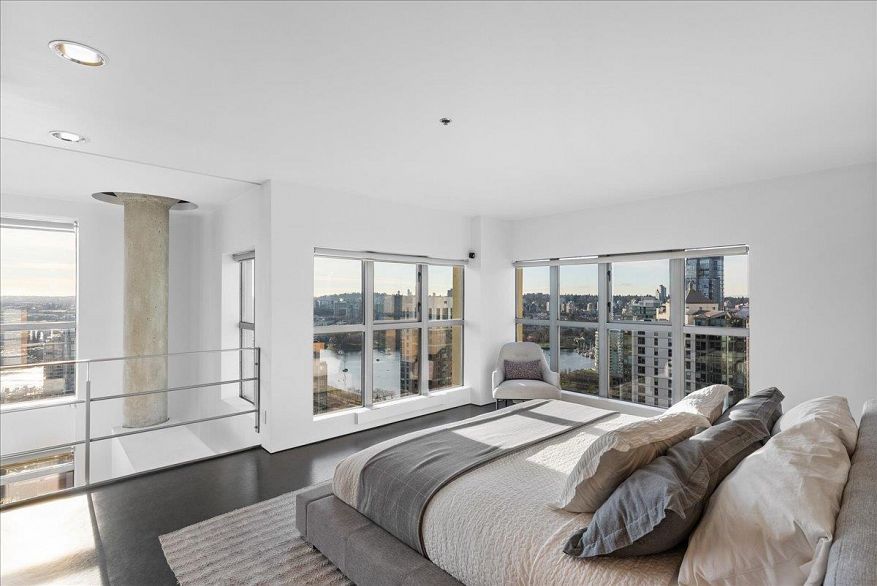 PH 2801 1238 Richards Street