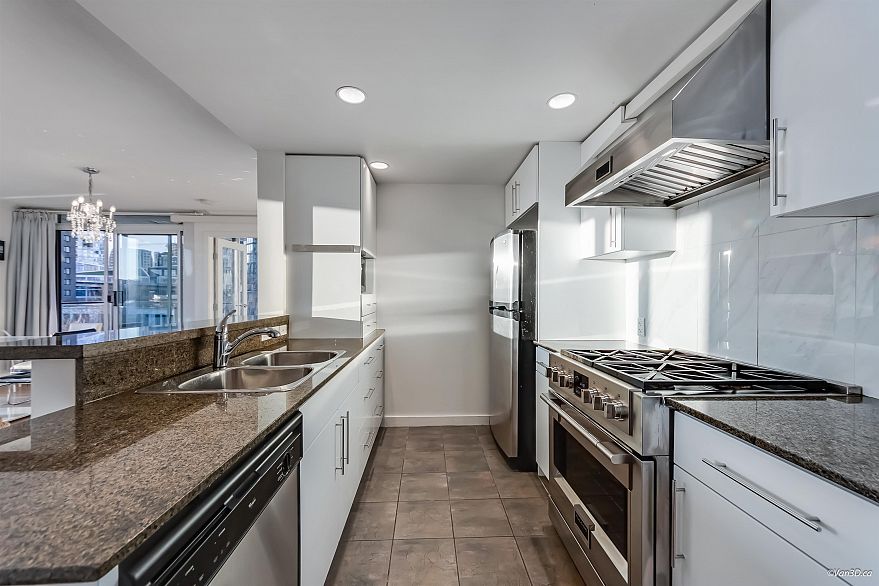 606 455 Beach Crescent