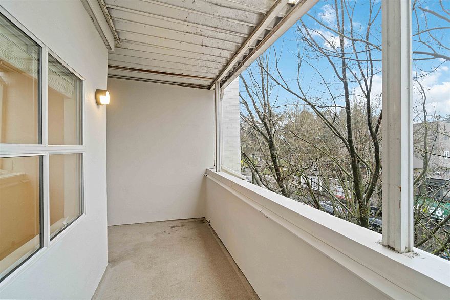 303 2928 Commercial Drive