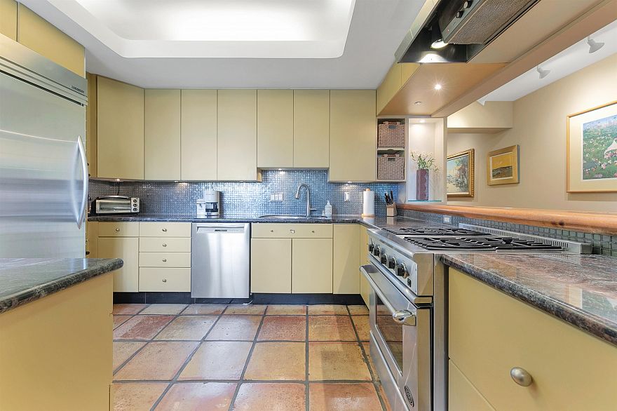 302 2015 Beach Avenue