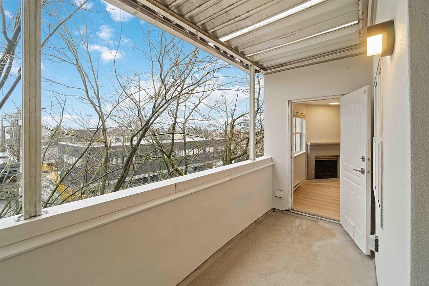 303 2928 Commercial Drive