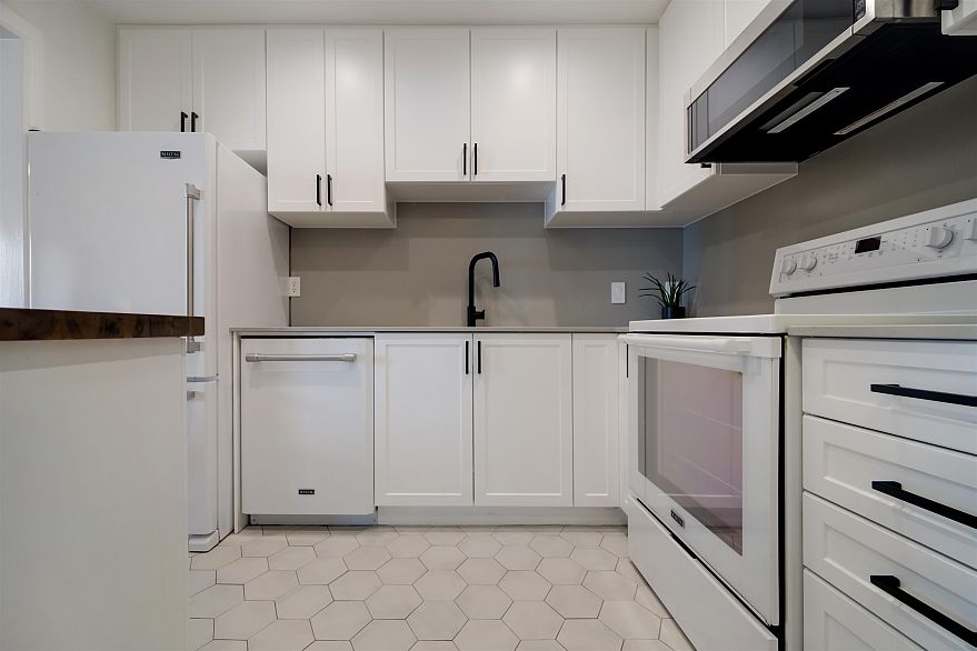 301 1868 E 11th Avenue