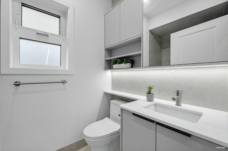 2 1020 Nootka Street