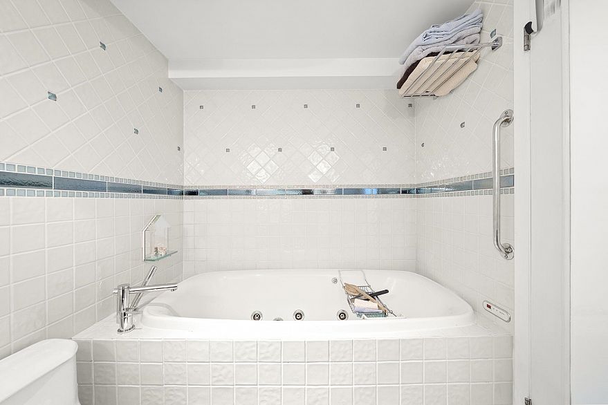 402 1575 Beach Avenue