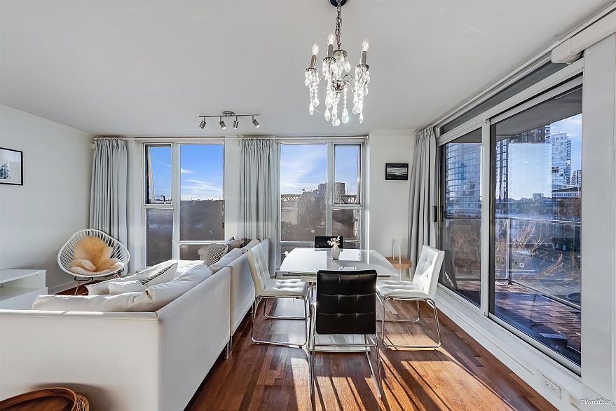 606 455 Beach Crescent