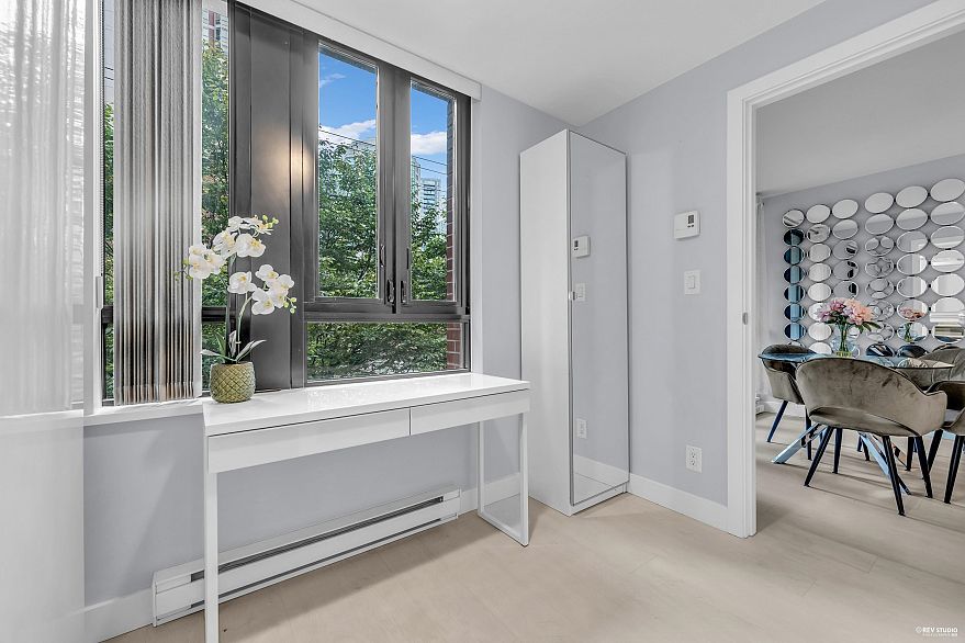 410 909 Mainland Street