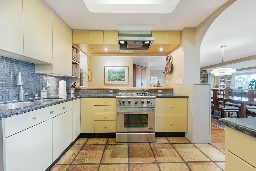 302 2015 Beach Avenue