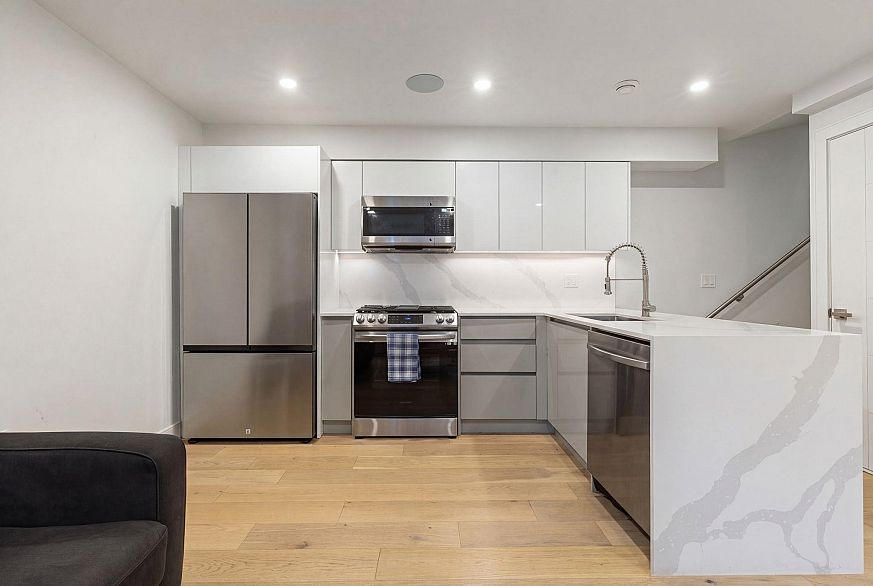 2885 E Georgia Street