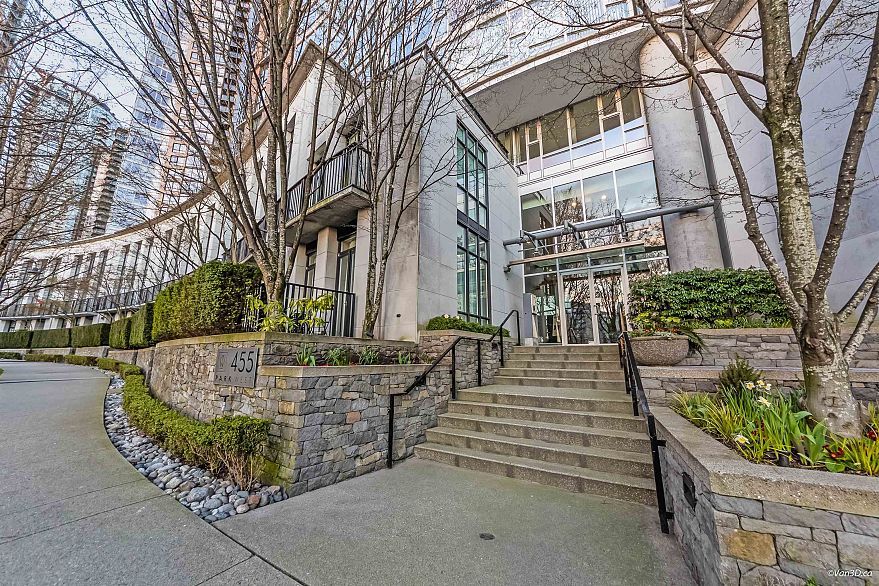 606 455 Beach Crescent