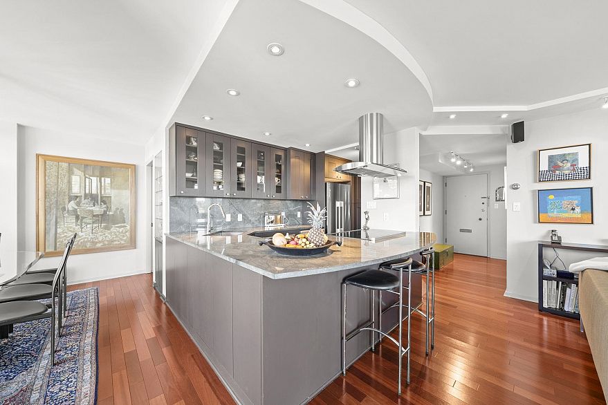 402 1575 Beach Avenue