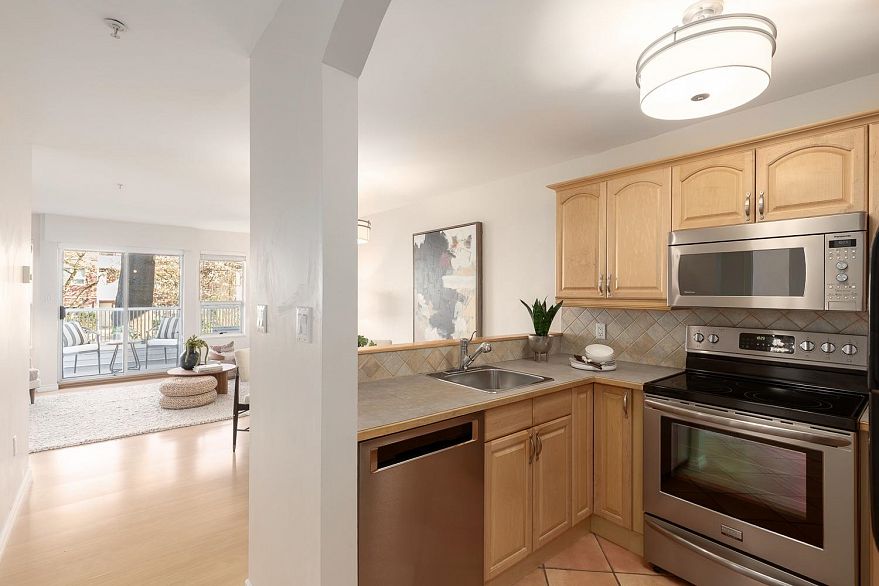 203 876 W 14th Avenue