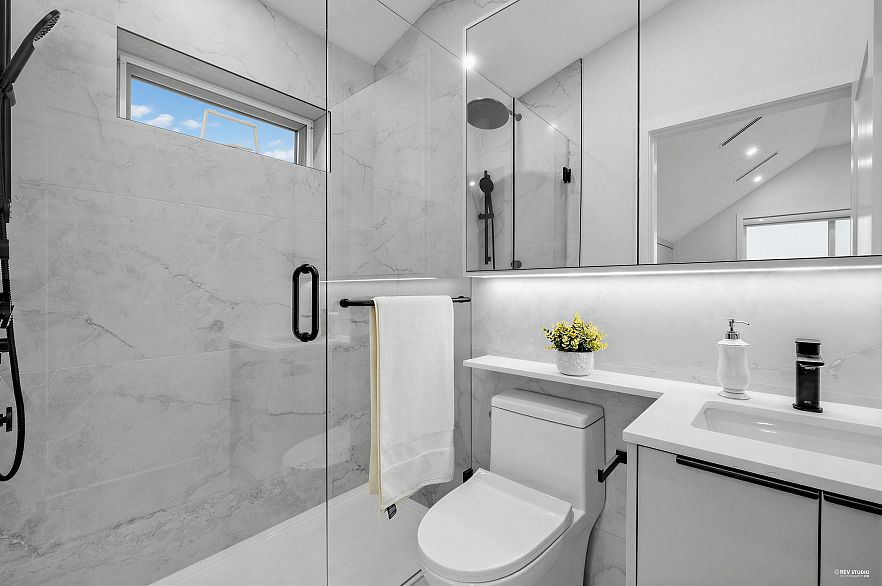 2 1020 Nootka Street