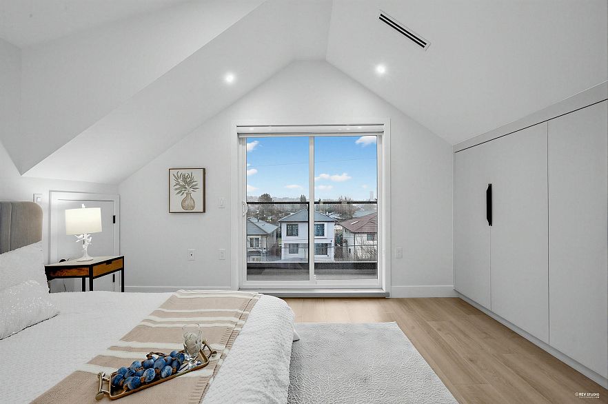 2 1020 Nootka Street