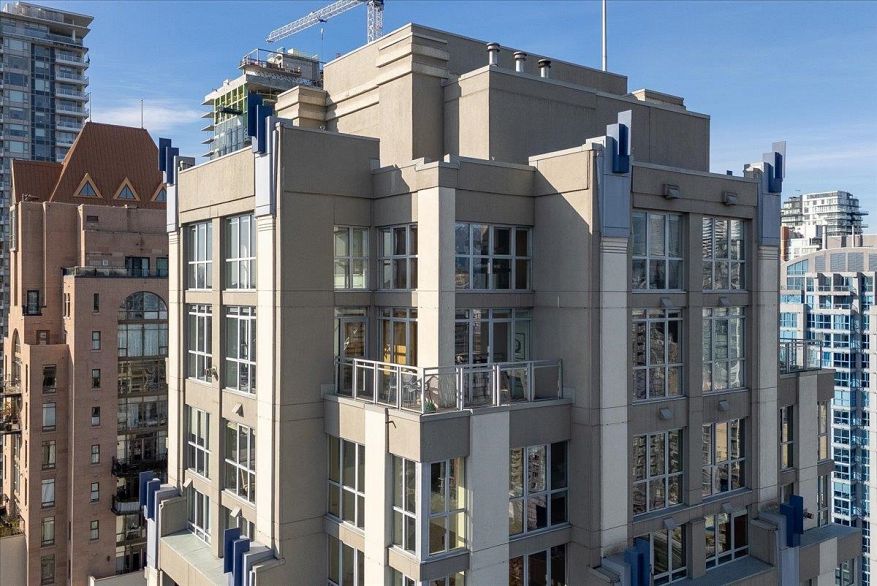 PH 2801 1238 Richards Street