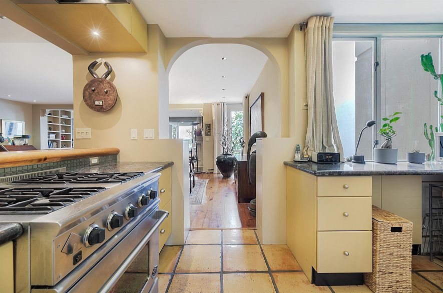 302 2015 Beach Avenue