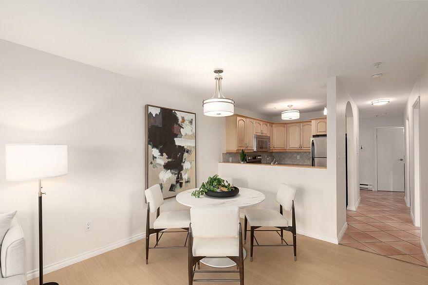 203 876 W 14th Avenue