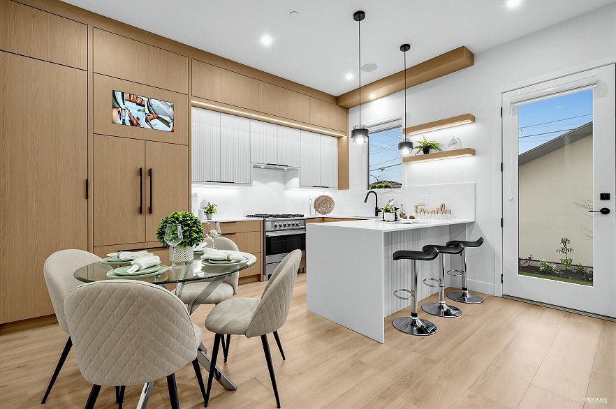 2 1020 Nootka Street