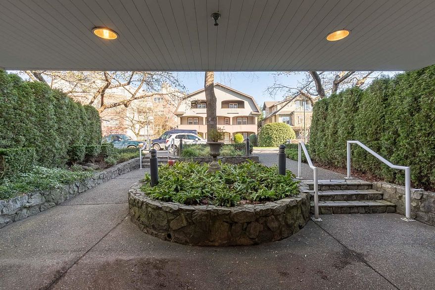 203 876 W 14th Avenue