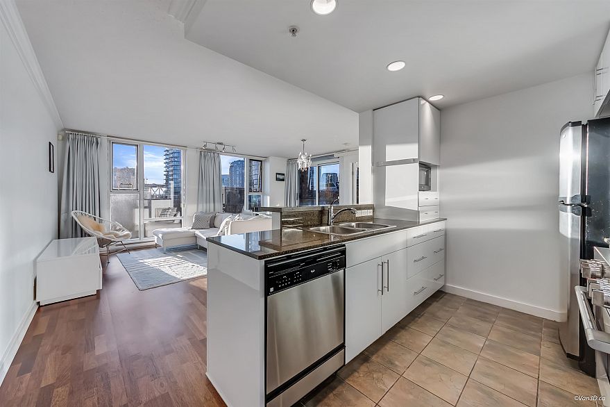 606 455 Beach Crescent